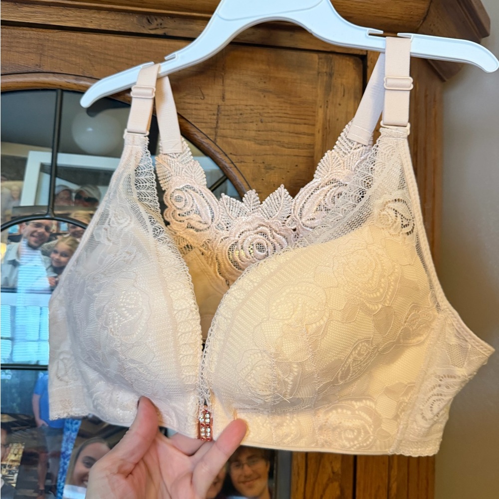 NEW NWT 46F Elegant Lace Bralette Front Closure Bra  in Cream.